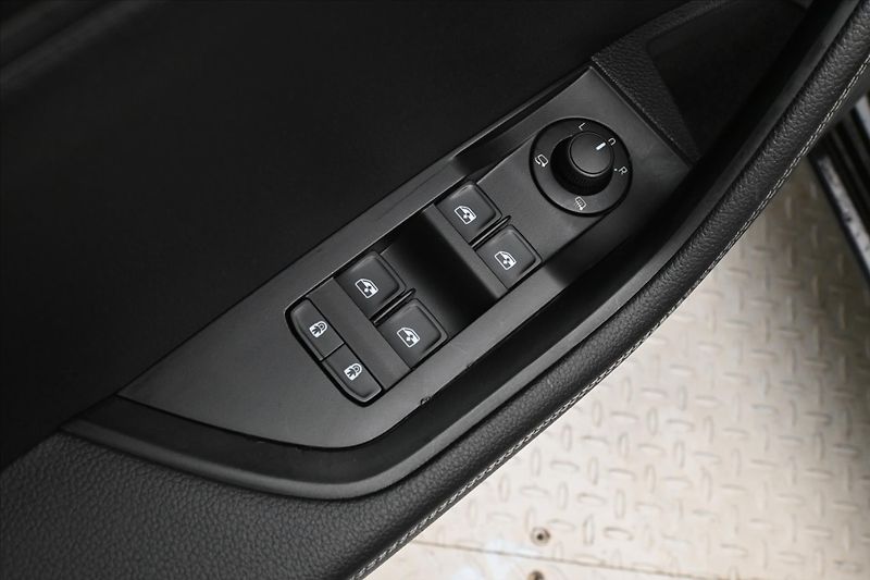 Škoda Superb 2,0 TDI 147 kW DSG STYLE Záruk - fotka 26 z 33