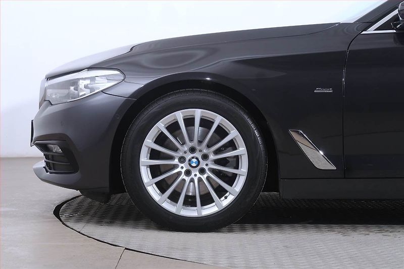 BMW Řada 5 (2017) Sport Line 520d xDrive - fotka 15 z 24