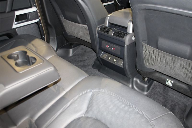 Land Rover Defender 110 D300 SE ACC/NezTop/360°/Ta - fotka 25 z 32