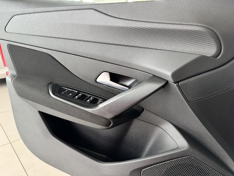 Peugeot 308 1,2PT 130*AT8*STYLE*Distronic - fotka 27 z 33