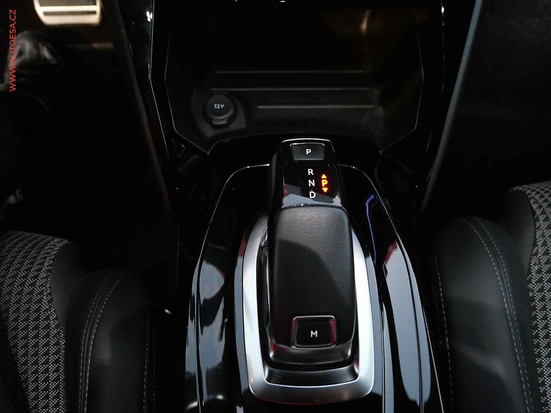 Peugeot 2008 (2020) 1.2 PT, GT Line, AT - fotka 15 z 28