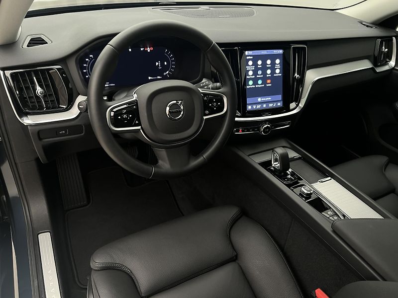 Volvo V60 B4 DARK PLUS AUT - fotka 4 z 45