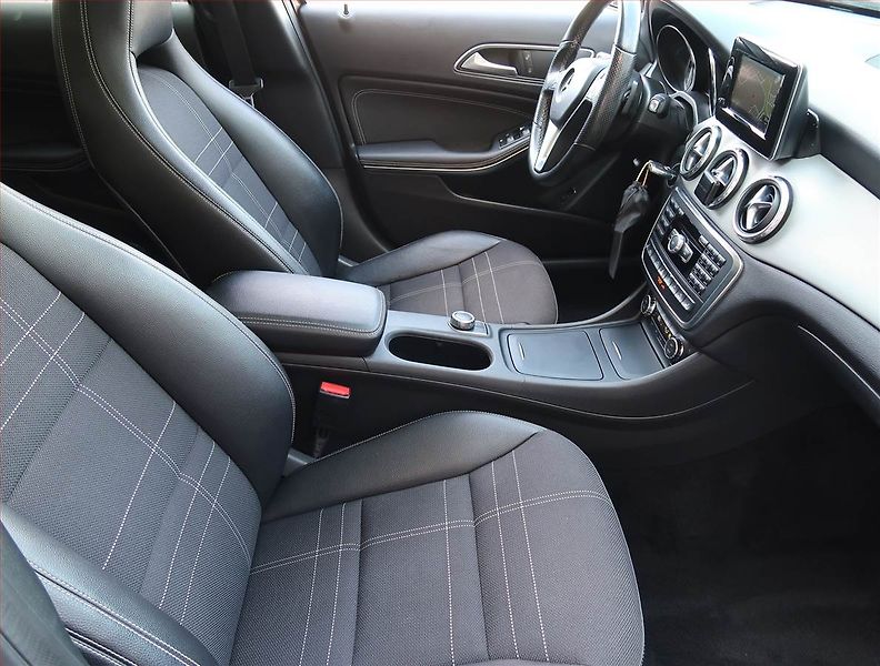 Mercedes-Benz GLA (2014) 200 CDI 4MATIC, 4X4 - fotka 9 z 16
