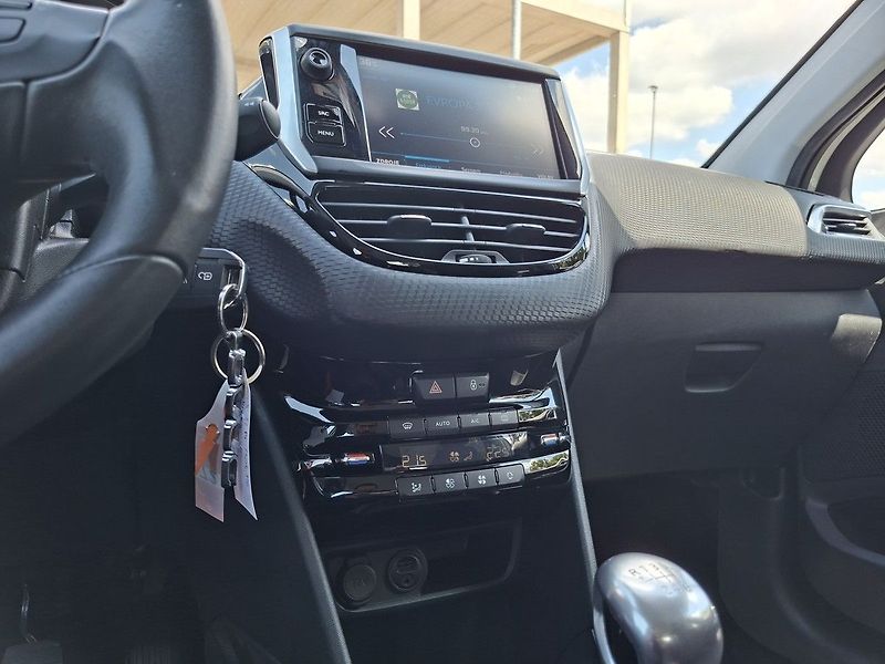 Peugeot 2008 1,2 PT 130k M6 2.MAJ - fotka 17 z 23