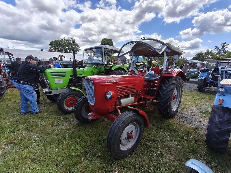Žlutý Zetor 25 ve Skalné. V roce 1946 ho nastříkali barvou po Afrikakorpsu