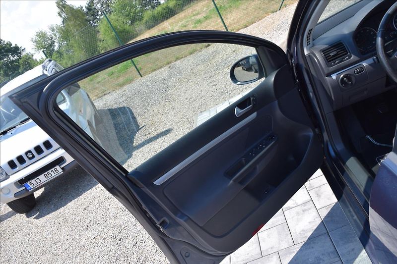 Volkswagen Golf 1,4 i 59KW NOVÁ STK ALU KLIMA - fotka 26 z 46