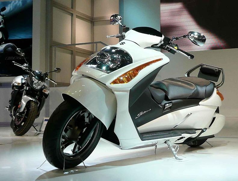 Japonskému skútru Suzuki propůjčil své jméno ve své době jeden z nejpopulárnějších italských herců Guiliano Gemma.