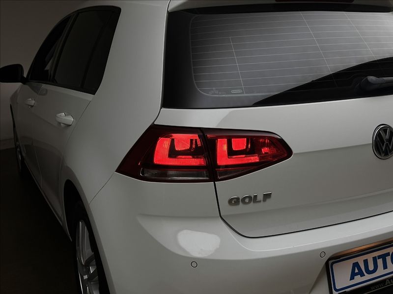 Volkswagen Golf 1,6 DSG DPH HIGHLINE 2XKOLA ČR - fotka 40 z 41