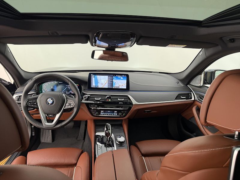 BMW Řada 5 530e*4x4*DPH*Top Výbava* - fotka 24 z 42