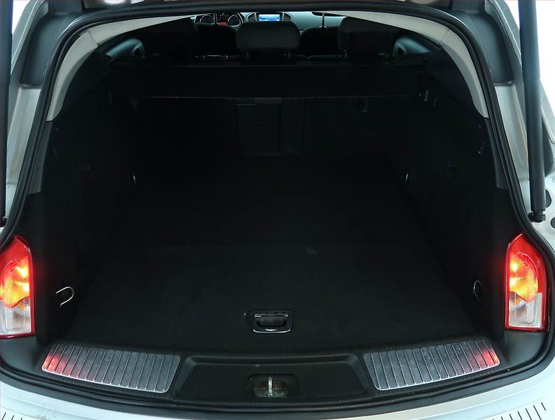 Opel Insignia (2010) 1.6 Turbo, Navi, Xenony - fotka 13 z 16