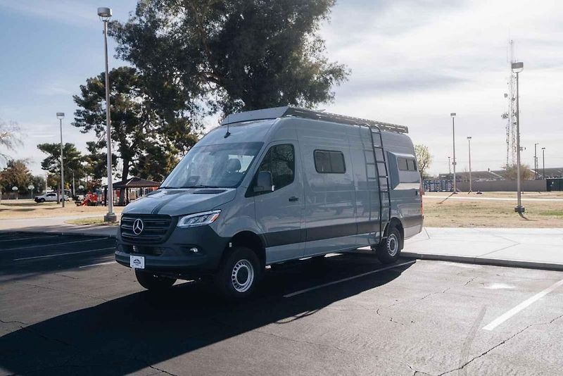 Mercedes-Benz Olympus Fife od americké firmy Papago Vans je postavený obytný vůz na modelu Sprinter.