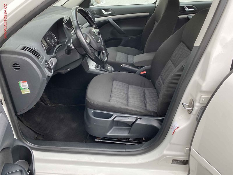 Škoda Octavia (2011) 1.6 TDi, ČR, Elegance - fotka 9 z 15
