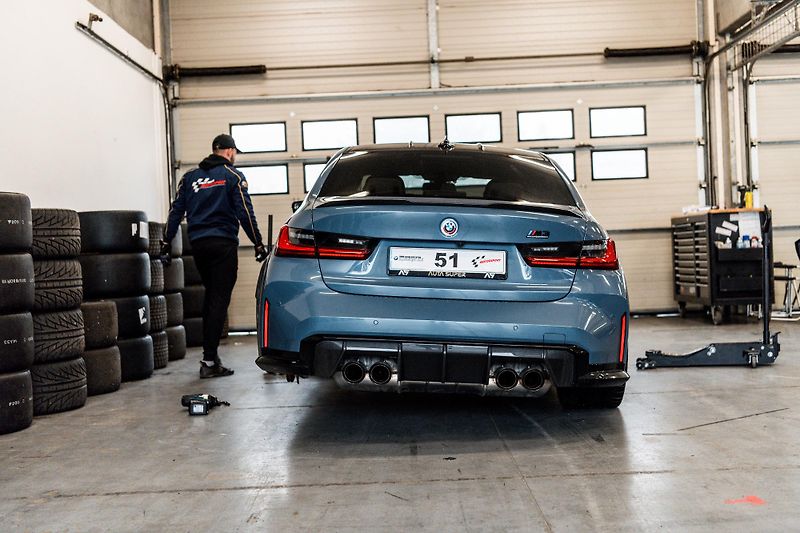 BMW M3 (2022) Comp., XDrive, HUD, Akrapovic - fotka 28 z 32