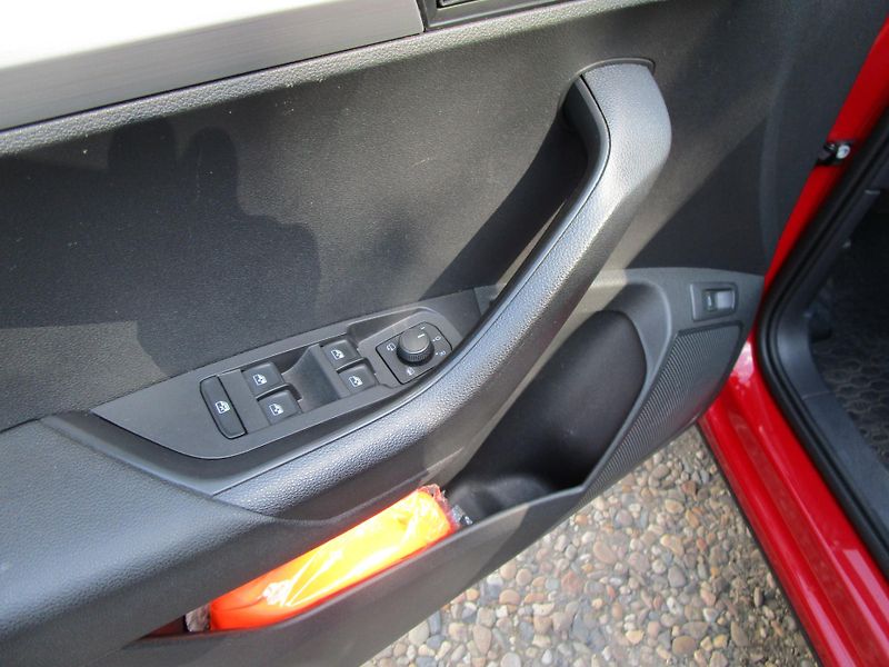 Škoda Karoq 1,6TDI-85KW-DSG-NOVÁ STK - fotka 28 z 30