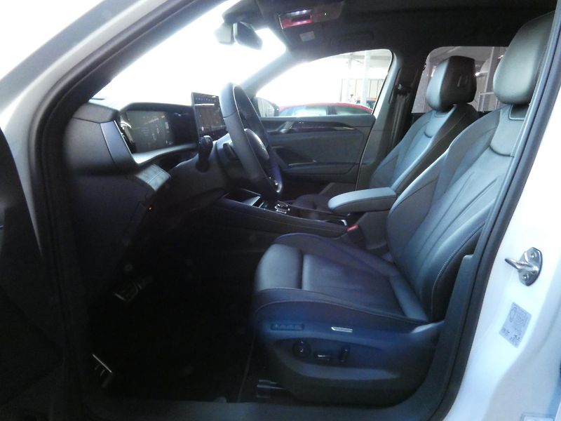 Volkswagen Tayron R-Line People 2,0 TSI 195 kW 4 - fotka 18 z 30