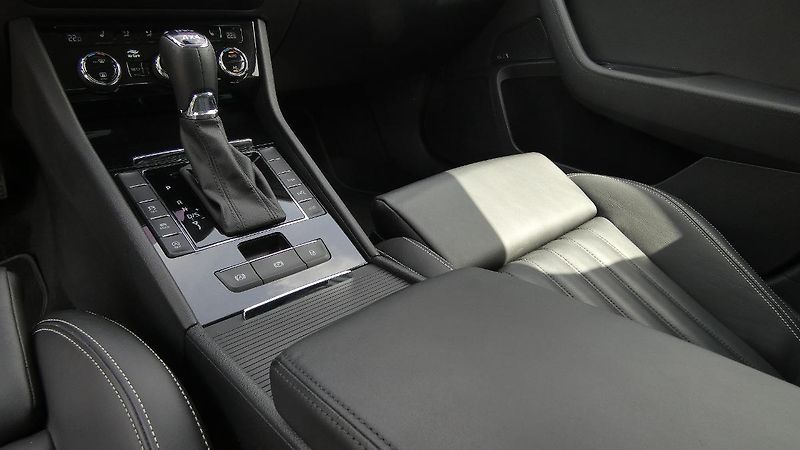 Škoda Superb 2,0 TDI 4x4 140kW L&K - fotka 6 z 30