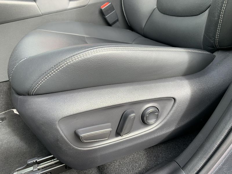 Toyota RAV4 EXECUTIVE SKYVIEW 2.5 HEV 4WD - fotka 28 z 37