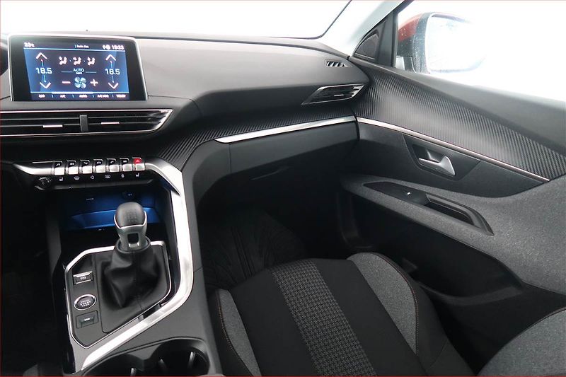 Peugeot 5008 (2021) PureTech 130, 7 MÍST - fotka 8 z 18