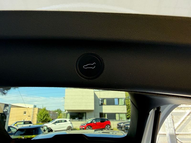 Tesla Model Y Long Range AWD - fotka 35 z 39