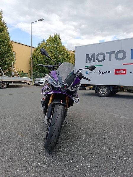 Aprilia Tuono V4 1100 Factory (2026) Shakedown Indigo (sleva 50.0 - fotka 2 z 24