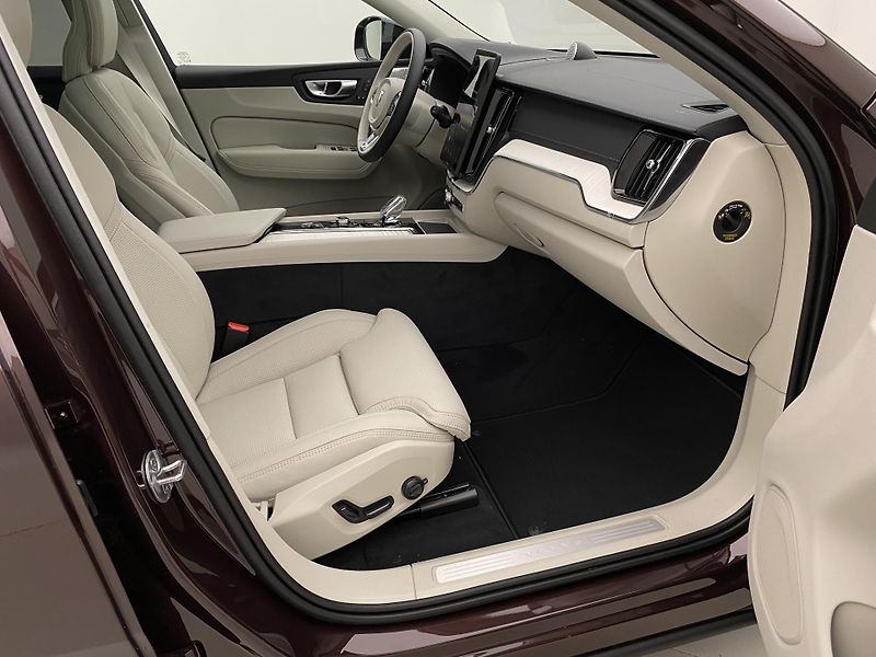 Volvo XC60 T8 AWD RECHARGE DARK ULTRA CZ - fotka 24 z 64