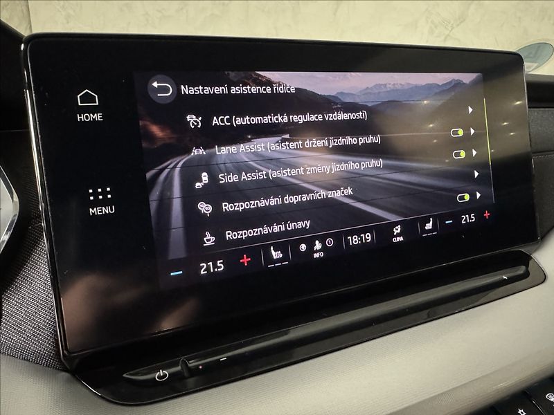 Škoda Octavia 2,0 TDi  DSG Tour Virtual LED - fotka 25 z 45