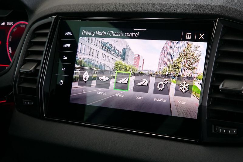 Škoda Karoq 2.0TSI 140kW DSG 4x4 Sportline - fotka 30 z 43