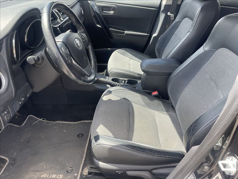 Toyota Auris 1,8 i 73kw Hybrid e-CVT bez ko - fotka 7 z 40