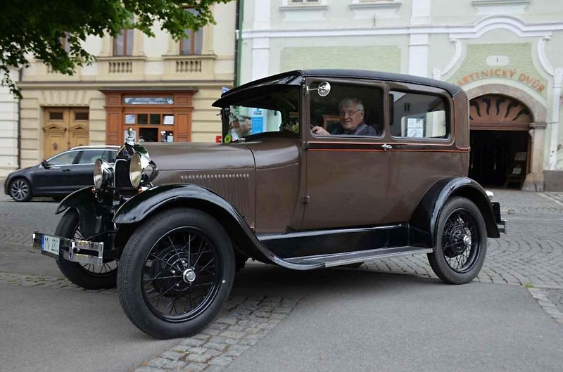 Přehlídka i start ve Velvarech. Finále bylo ve Slaném.