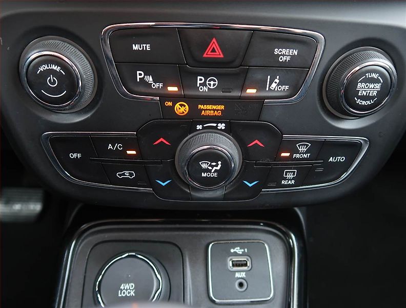 Jeep Compass (2019) 1.4 MultiAir - fotka 17 z 18