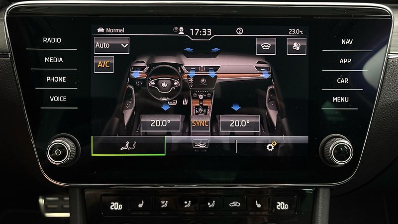 Škoda Superb 2.0 TDI DSG 4x4 Scout Combi - fotka 30 z 33
