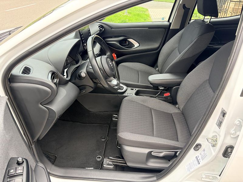 Toyota Yaris 1.5 VVT-i HYBRID - fotka 12 z 36