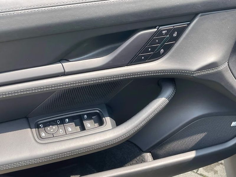 Porsche Taycan Sport Turismo HuD Pano InnoDri - fotka 14 z 26