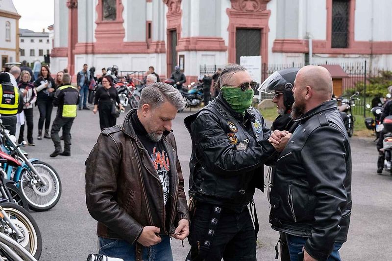 Motorkáři se sjeli na žehnání v bazilice v Jablonném.