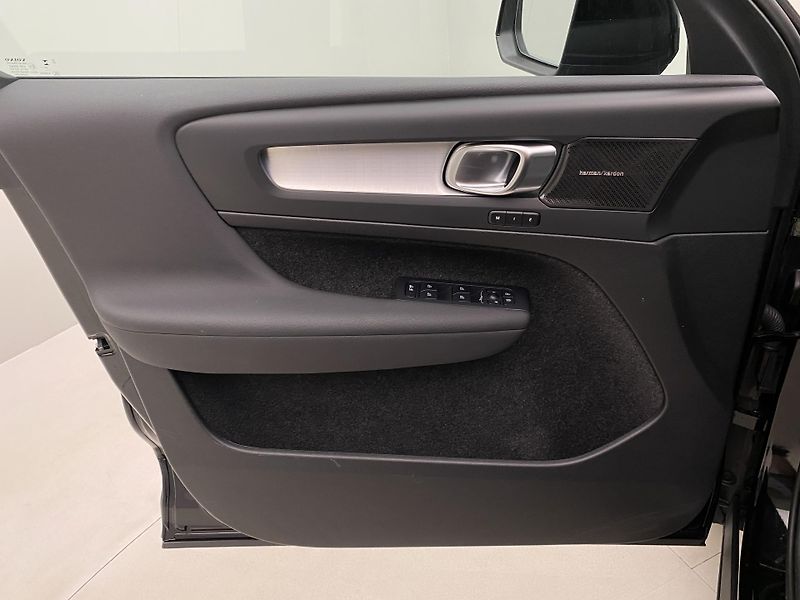 Volvo XC40 B3 PLUS BLACK EDITION AUT CZ - fotka 7 z 56