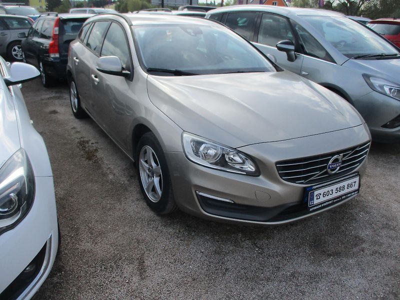Volvo V60 (2015) combi D4 1,6 TD - fotka 2 z 11