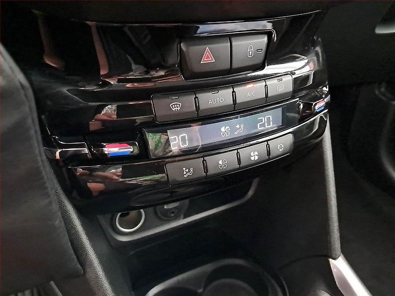 Peugeot 2008 (2018) 1.2 PureTech, Serv.kniha - fotka 13 z 16