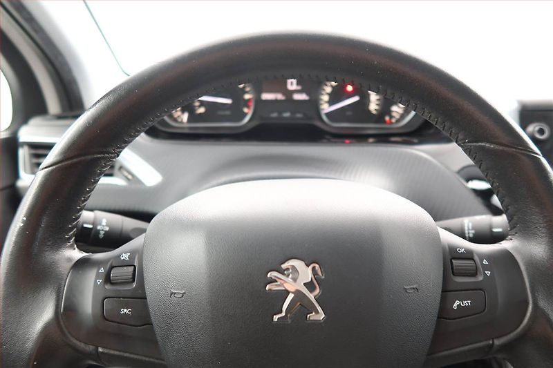 Peugeot 2008 (2017) 1.2 PureTech, Serv.kniha - fotka 15 z 17