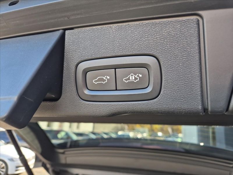 Volvo XC60 2,0 T6 AWD RECHARGE PANORAMA - fotka 12 z 17