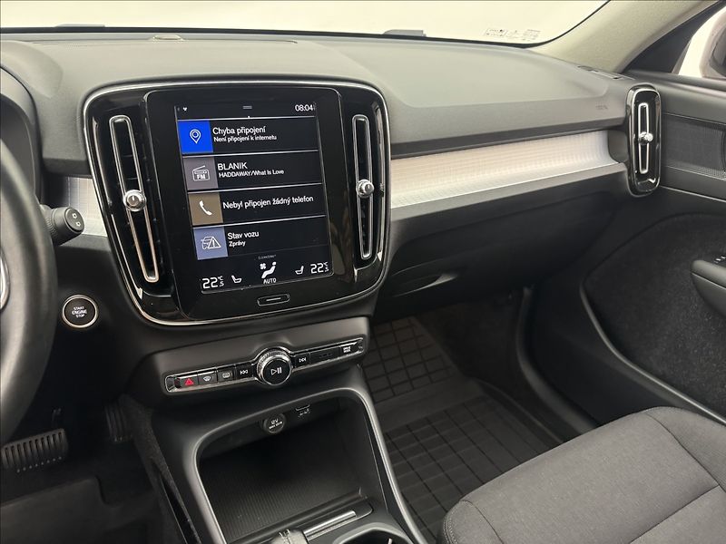 Volvo XC40 2,0 D3 AUTOMAT VÝHŘEV TAŽNÉ - fotka 13 z 41