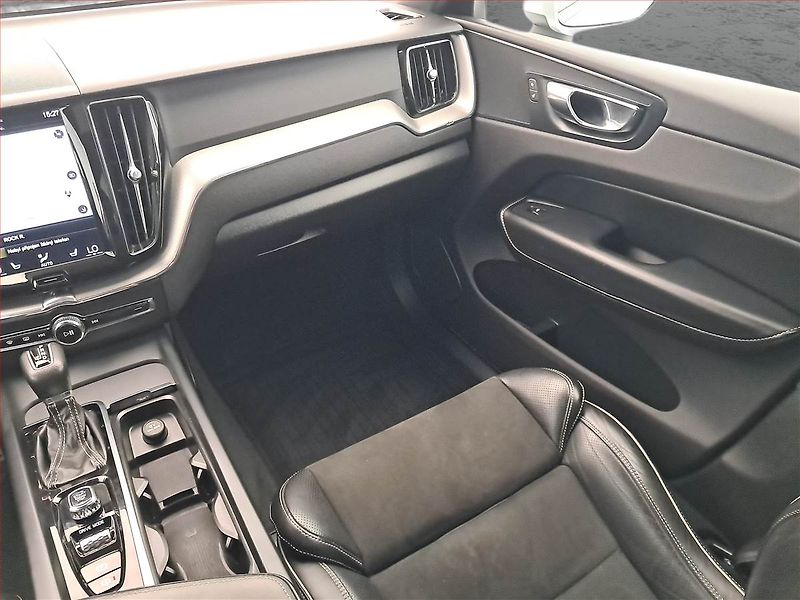 Volvo XC60 (2017) R-Design D4 AWD - fotka 8 z 24