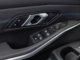 BMW Řada 3 330i xDrive Touring - náhled 17