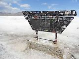 Cedule informující o tom, že se na Bonneville Salt Flats konají závody Speedway. Foto: Wikimedia Commons, Fabio Achilli, CC BY 2.0