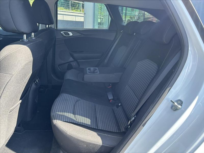 Kia Ceed 1,5 TGDi AT TOP ZÁRUKA ADAPTIV - fotka 12 z 40