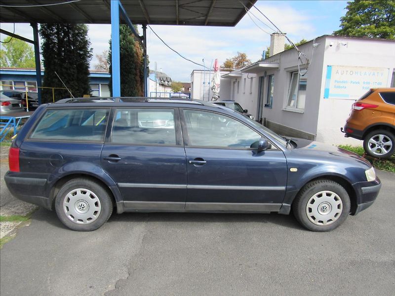 Volkswagen Passat 1,6 i 74kW Combi - fotka 8 z 24