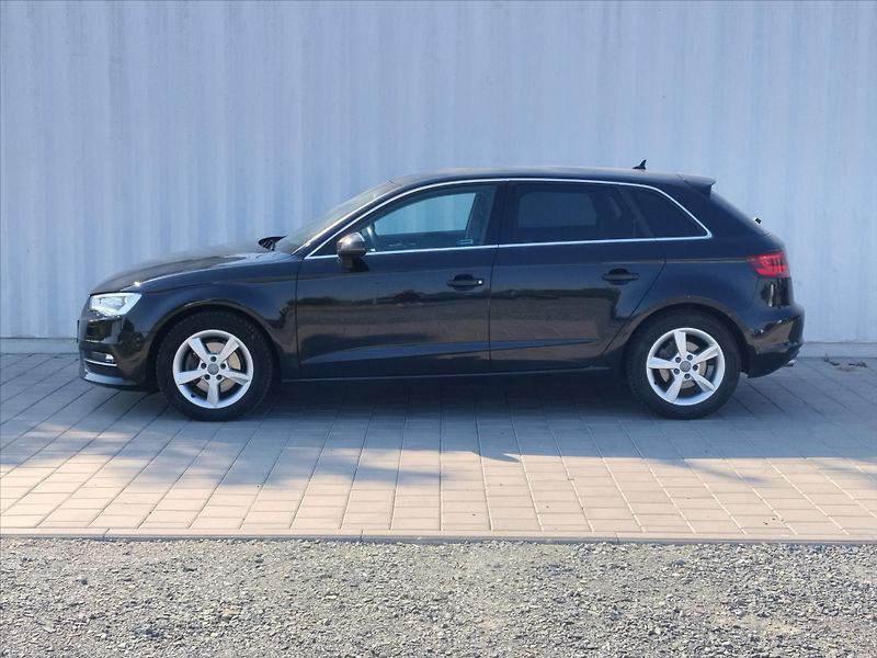 Audi A3 1,6   Sportback - fotka 27 z 32