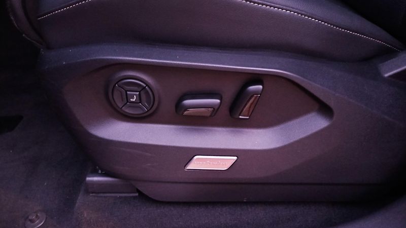 Volkswagen Touareg R-LINE TDI 210kW-ČR-NEHAV-DPH- - fotka 17 z 39