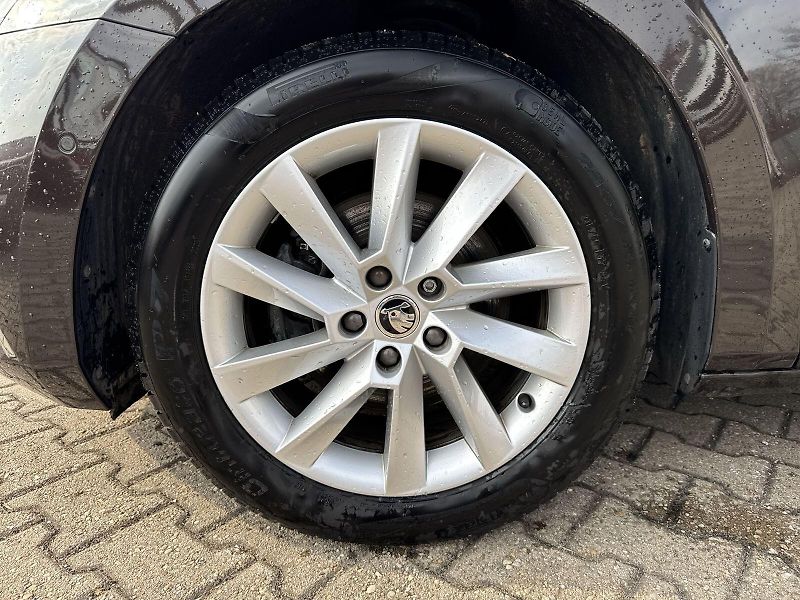 Škoda Superb (2020) Combi 1.4 TSI iV DSG Ambition - fotka 31 z 35