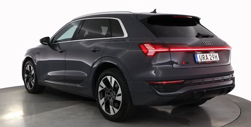 Audi Q8 e-tron 55 Quattro Kam LED Vzduch - fotka 8 z 32