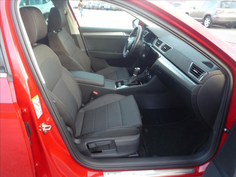Škoda Superb 2,0 TDi 110kW,DSG,Nav,ACC,Výhř - fotka 30 z 38